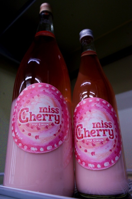 写真：英君 純米 赤色酵母使用 “miss Cherry”