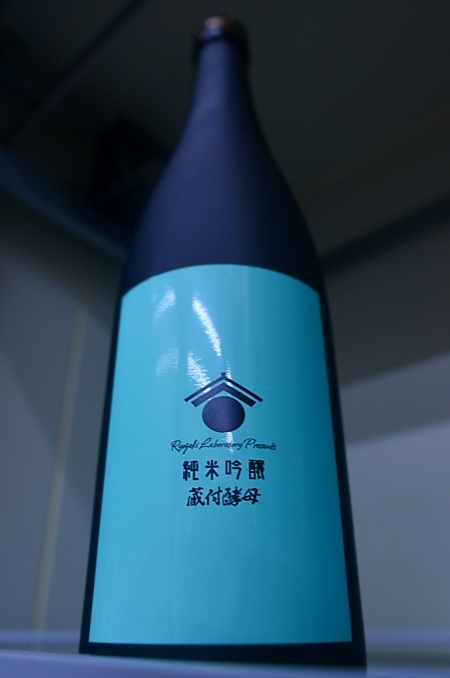 写真：両関 純米吟醸 “両関ラボ 蔵付酵母”