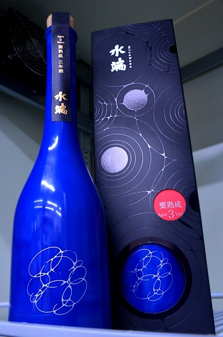 写真：水端 1355 甕熟成 三年酒